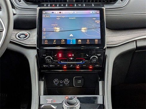 Used 2024 Jeep Grand Cherokee Limited image 31