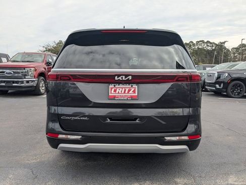 Used 2022 Kia Carnival EX image 5
