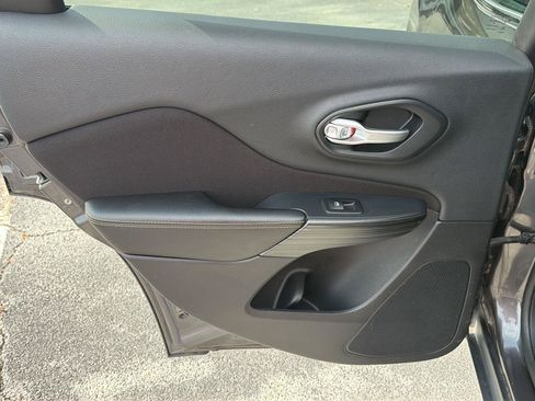 Used 2016 Jeep Cherokee Latitude FWD image 17
