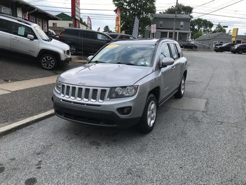 Used 2016 Jeep Compass Latitude FWD image 3