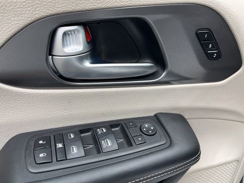 Used 2024 Chrysler Pacifica Touring-L FWD image 21