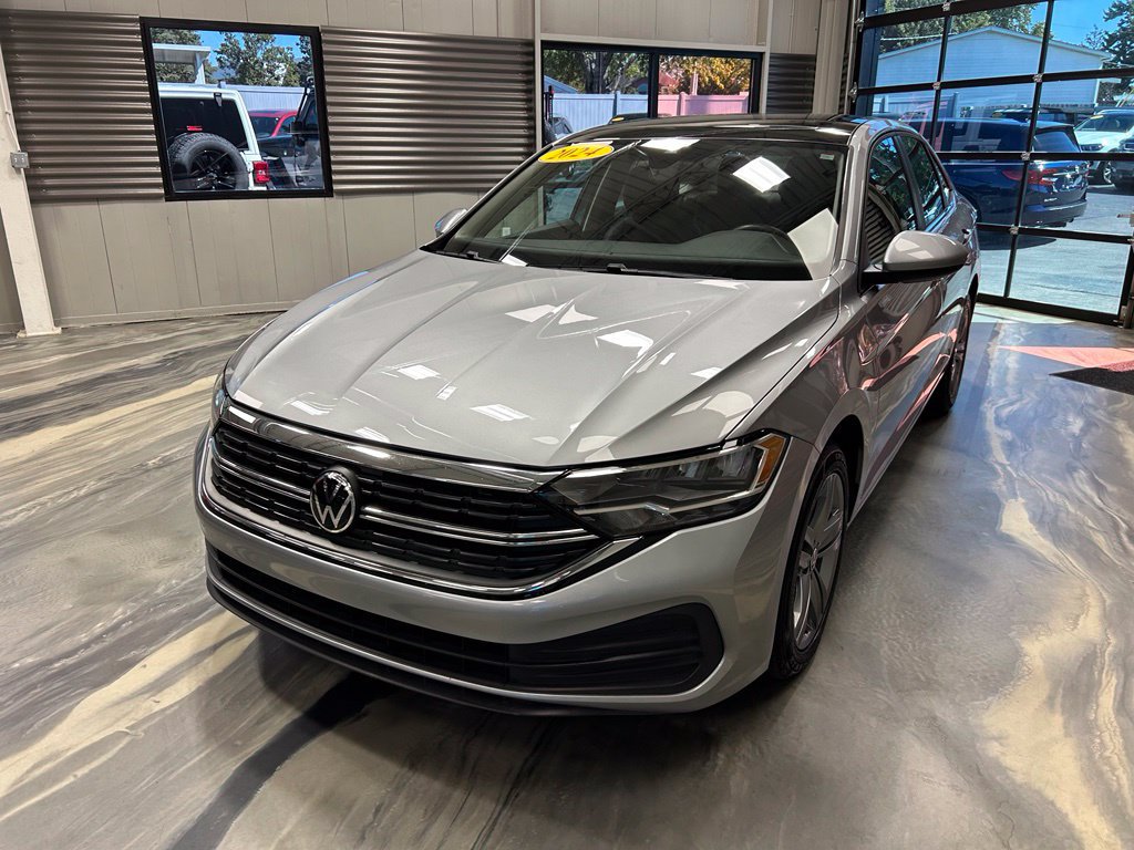 Used 2024 Volkswagen Jetta SE FWD image 3