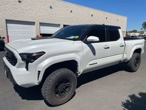 Used 2024 Toyota Tacoma TRD Sport w/ TRD Sport Upgrade Package AWD/4WD image 4