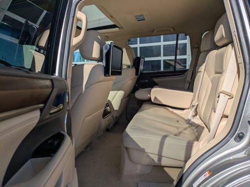 Used 2016 Lexus LX 570 4WD w/ Luxury Package image 29