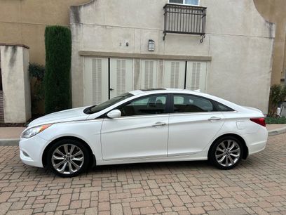 Used 2013 Hyundai Sonata SE w/ Navigation & Sunroof Pkg