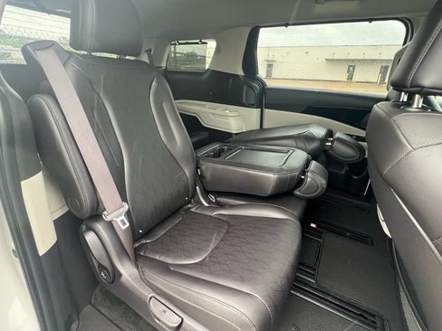 Used 2023 Kia Carnival EX FWD image 17
