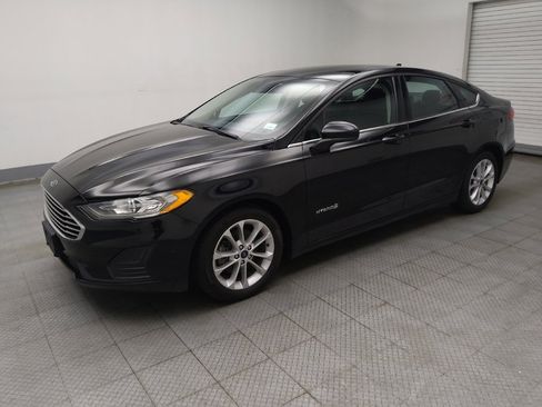 Used 2019 Ford Fusion SE image 2