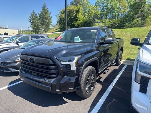 Used 2023 Toyota Tundra SR5 w/ SR5 Convenience Package AWD/4WD image 2