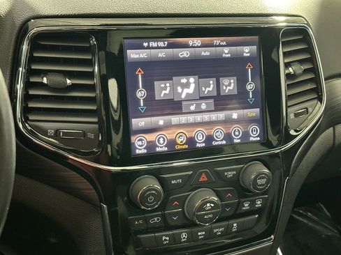 Used 2019 Jeep Grand Cherokee Laredo image 26