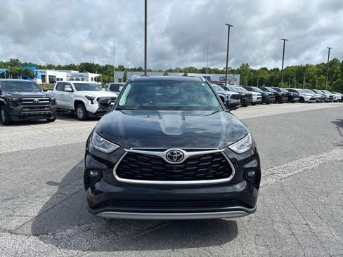 Used 2025 Toyota Highlander Platinum AWD/4WD image 2