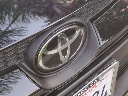 Used 2025 Toyota Corolla LE image 28