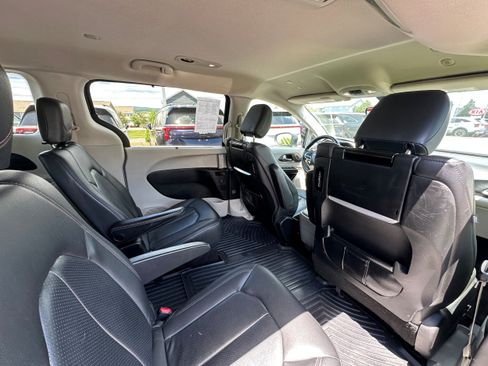 Used 2020 Chrysler Pacifica Touring-L Plus FWD image 9