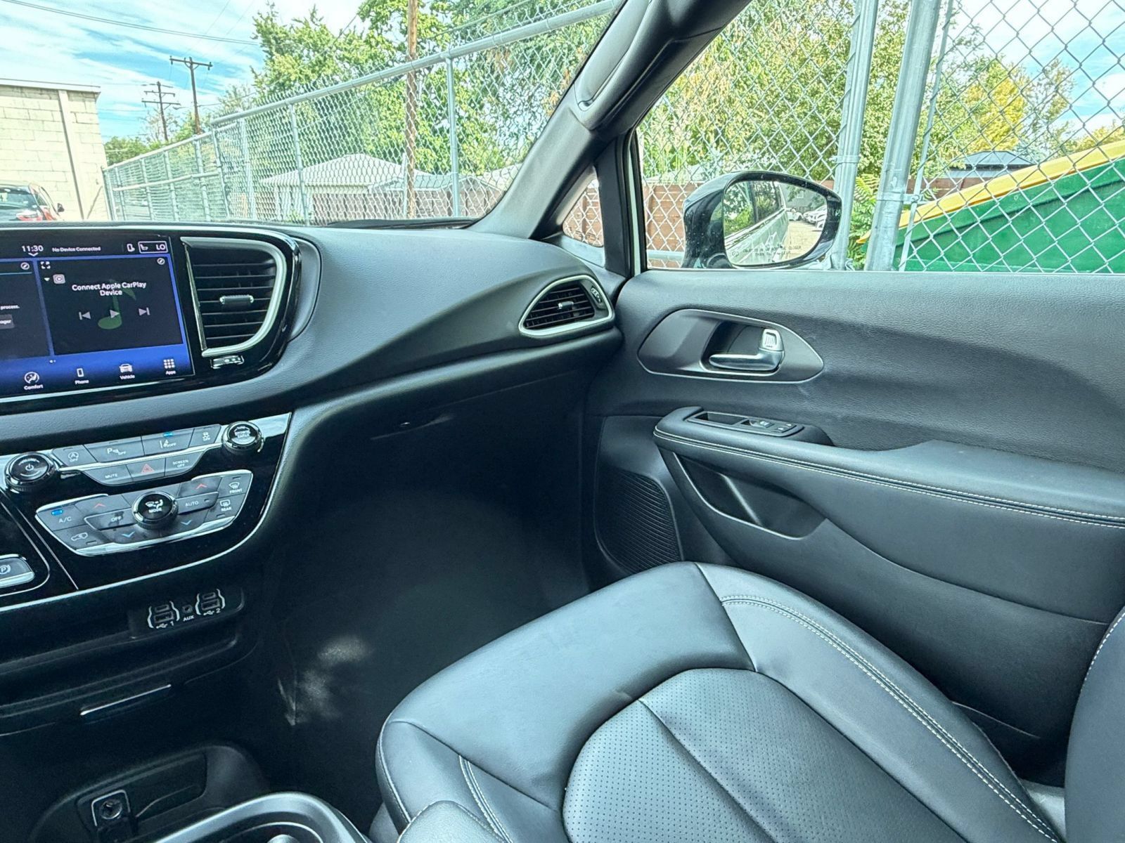 Used 2025 Chrysler Pacifica Select FWD image 37
