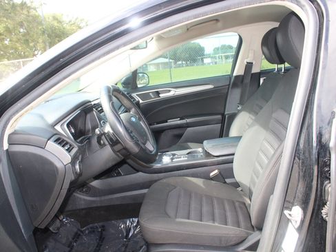 Used 2017 Ford Fusion SE FWD image 9