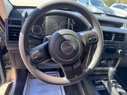 Used 2012 Jeep Liberty Sport image 21