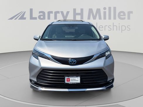 Used 2025 Toyota Sienna XLE FWD image 8