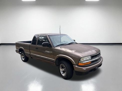 Used 2002 Chevrolet S10 Pickup LS w/ LS Preferred Equipment Group RWD image 2