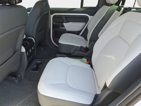 New 2025 Land Rover Defender 130 X-Dynamic SE image 15