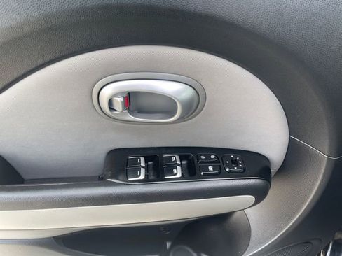 Used 2017 Kia Soul + FWD image 22