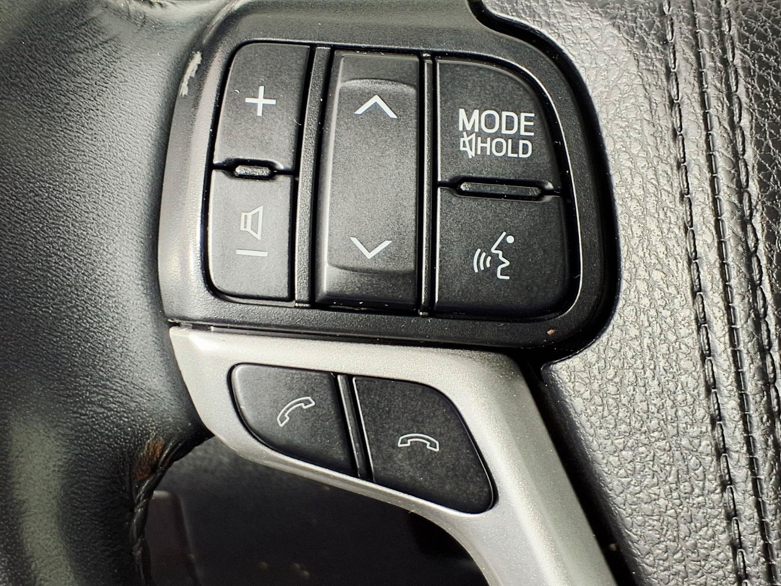Used 2019 Toyota Highlander XLE FWD image 16