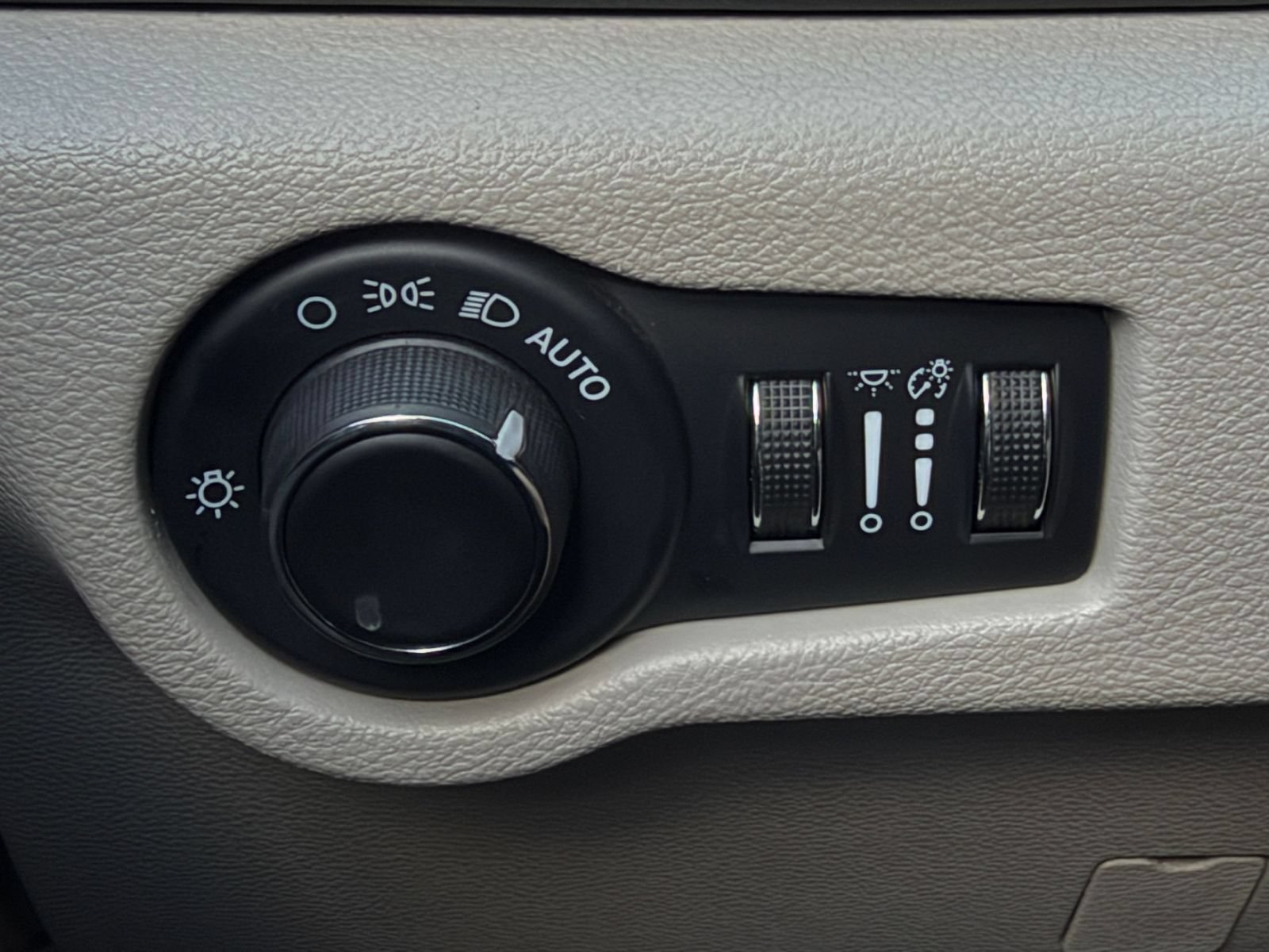 Used 2024 Chrysler Voyager LX FWD image 36