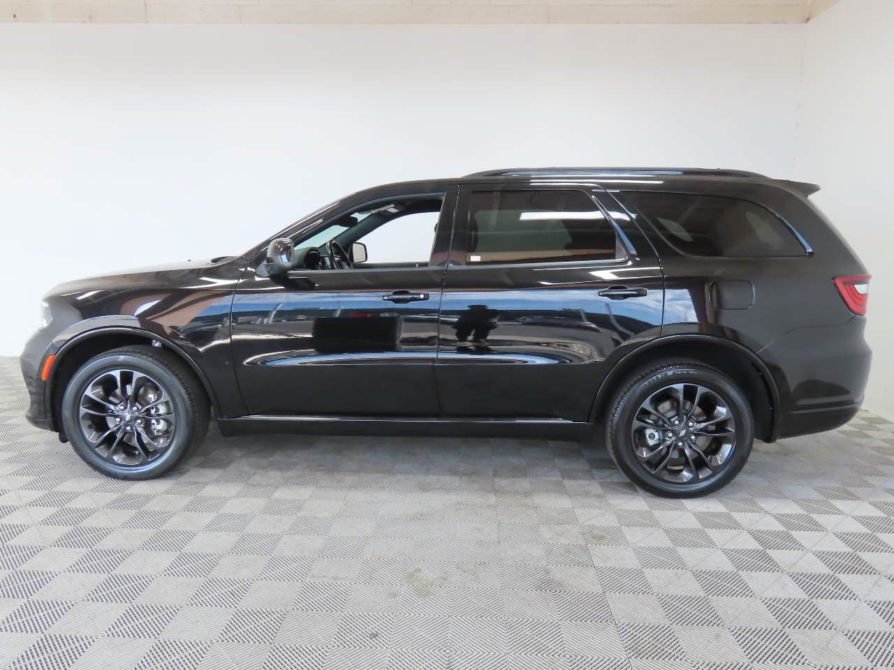 Used 2025 Dodge Durango GT w/ Blacktop Package AWD/4WD image 5