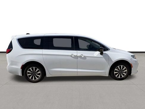 Used 2024 Chrysler Pacifica Limited FWD image 4
