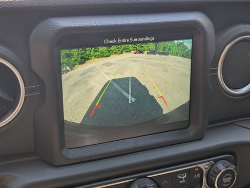 Used 2018 Jeep Wrangler Unlimited Sahara AWD/4WD image 27