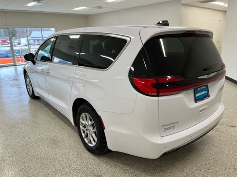 Used 2024 Chrysler Pacifica Touring-L FWD image 9