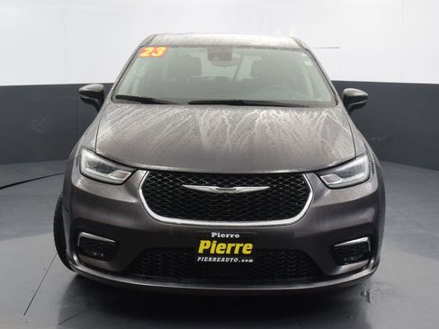 Used 2023 Chrysler Pacifica Touring-L image 6