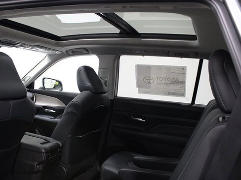 New 2026 Toyota Grand Highlander Platinum image 4