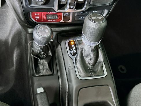 Used 2025 Jeep Wrangler Willys AWD/4WD image 24