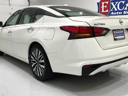 Used 2025 Nissan Altima 2.5 SV FWD image 14