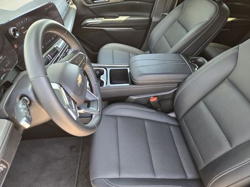 Used 2025 Chevrolet Traverse LT FWD image 18