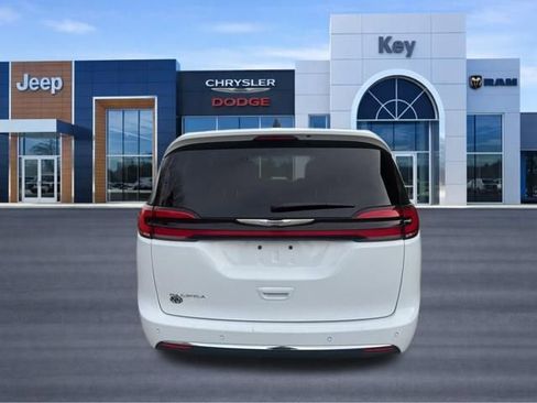 Used 2023 Chrysler Pacifica Touring-L image 8