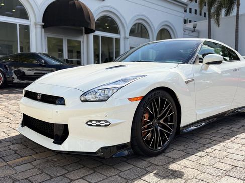 Used 2024 Nissan GT-R Premium w/ Premium Interior Package image 2