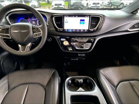 Used 2025 Chrysler Pacifica Select FWD image 13
