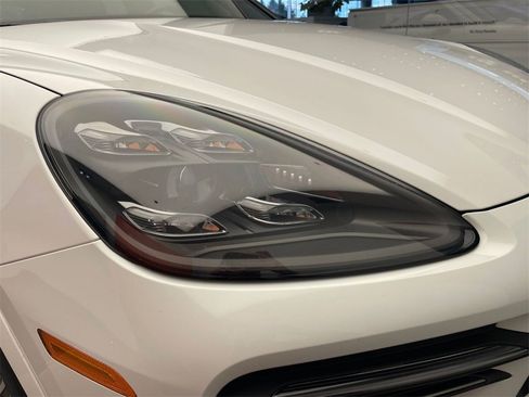 Used 2022 Porsche Cayenne Platinum Edition image 28