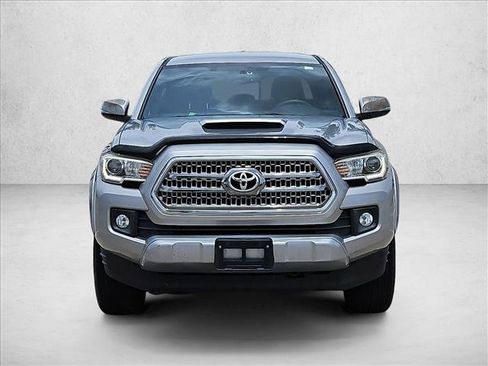 Used 2017 Toyota Tacoma TRD Sport RWD image 2