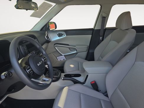 Used 2025 Kia Soul LX w/ LX Technology Package FWD image 21