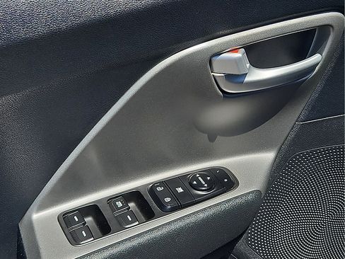 Used 2020 Kia Niro LX FWD image 12