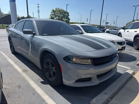 Used 2022 Dodge Charger SXT image 2