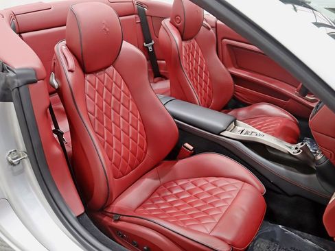 Used 2010 Ferrari California RWD image 26