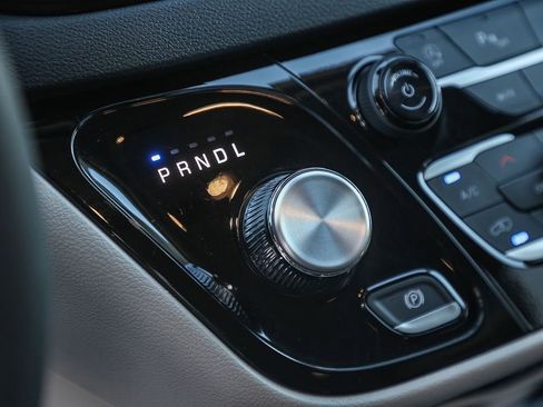 Certified 2024 Chrysler Pacifica Touring-L image 21