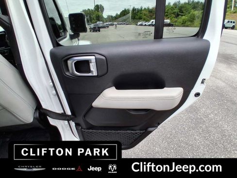 Used 2022 Jeep Wrangler Unlimited Sahara AWD/4WD image 14
