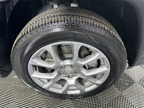 Used 2024 Jeep Compass Latitude image 12