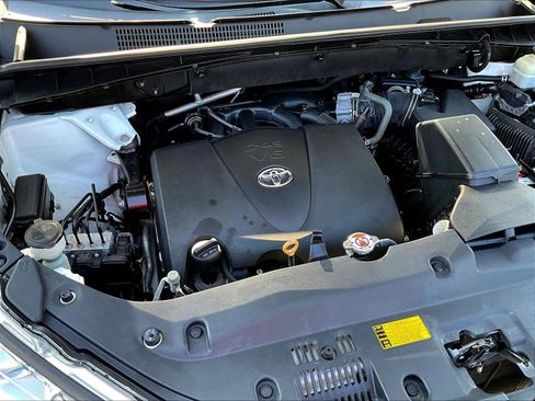 Used 2019 Toyota Highlander XLE AWD/4WD image 32