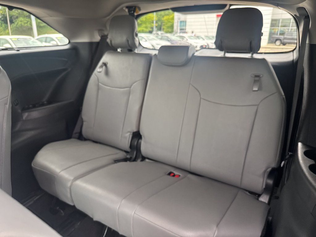 Used 2026 Toyota Sienna XLE AWD/4WD image 38