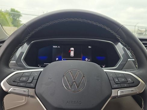 Used 2022 Volkswagen Tiguan SE AWD/4WD image 36
