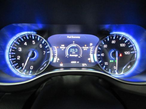 Used 2024 Chrysler Pacifica Touring-L FWD image 27